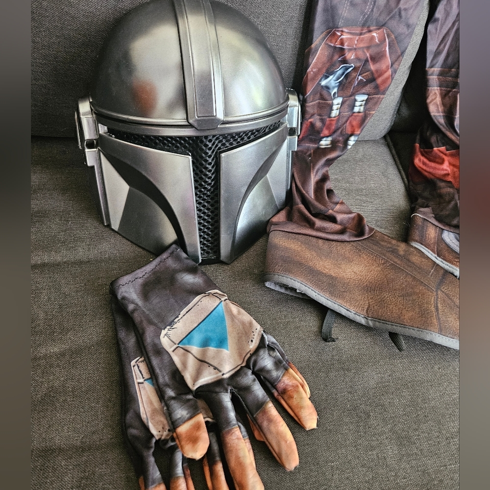 LIKE NEW The Mandalorian child costume size M